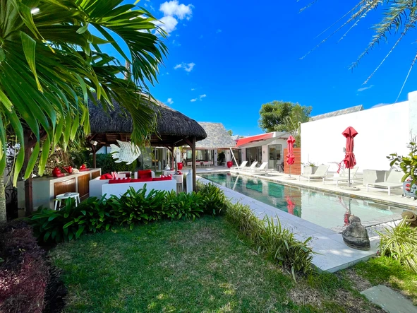 Magnificent and unique villa with 4 en-suite bedrooms in the immediate vicinity of the city center of Grand-Baie.