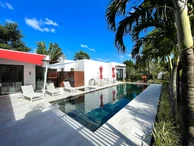 Magnificent and unique villa with 4 en-suite bedrooms in the immediate vicinity of the city center of Grand-Baie.