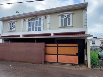 Building for sale in Triolet of 7000p2, can be used as residential or commercial.