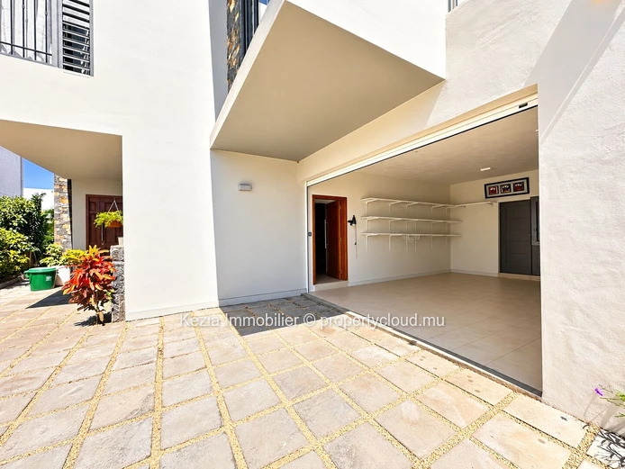 A Warm Villa Opening Onto A Beautiful Garden