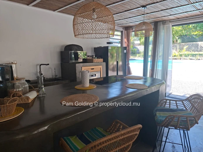 Élégante Maison Rénovée de 4 Chambres avec Piscine à Débordement et Vue sur La Tourelle