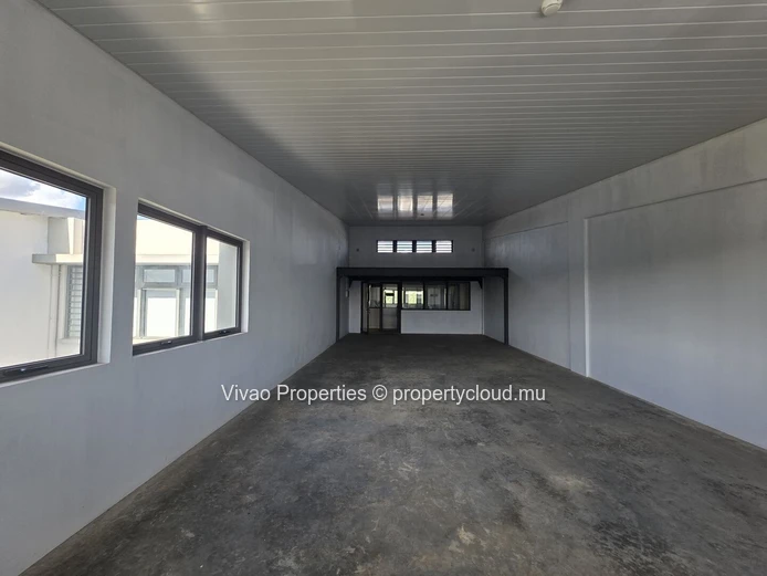 Location local commercial 97 m² avec mezzanine à Calebasses