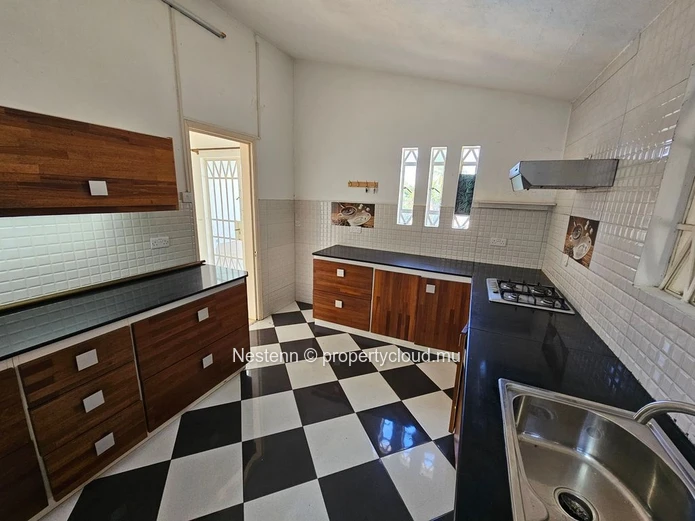 Charmante maison familiale de 4 chambres avec piscine – À distance de marche de la plage 
