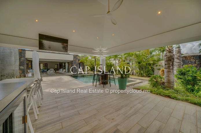 Tropical luxury in a 5-bedroom villa