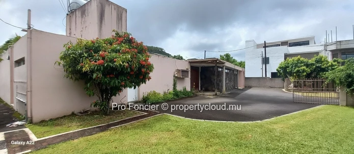 Maison à vendre à Quatre-Bornes - Un bien de plain-pied au cœur d’un vaste jardin arboré