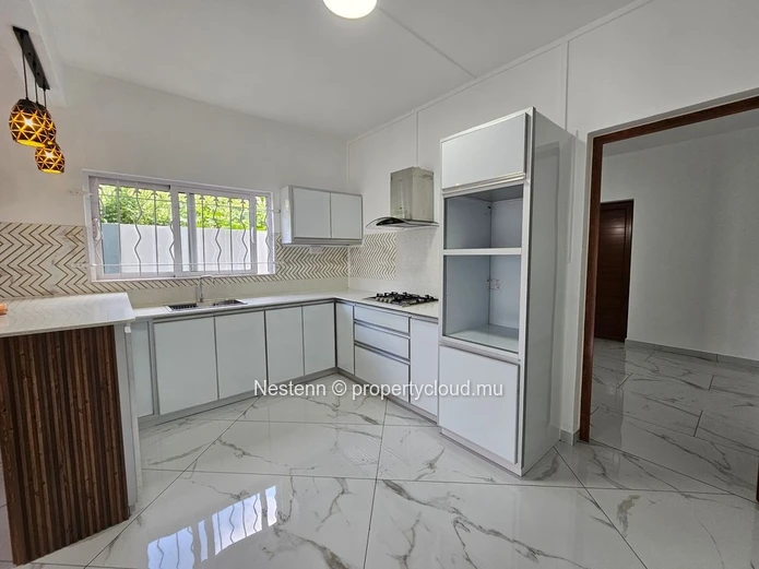 Duplex moderne et neuf de 3 chambres avec vue sur les montagnes 