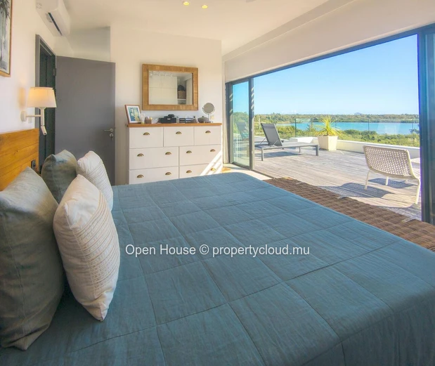 Luxurious penthouse facing the sea in the heart of a prestigious estate. 3 bedrooms, Master suite. Pool and restauran...
