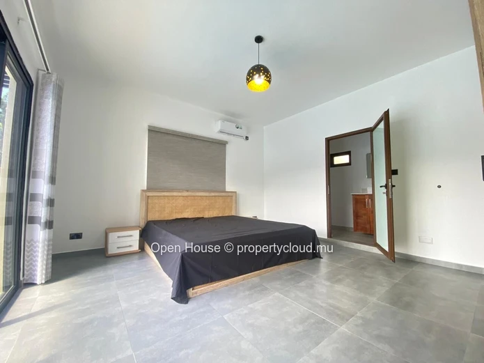 For rent in Calodyne, beautiful furnished villa on a 475m² plot. This new property offers 3 en-suite bedrooms, a priv...