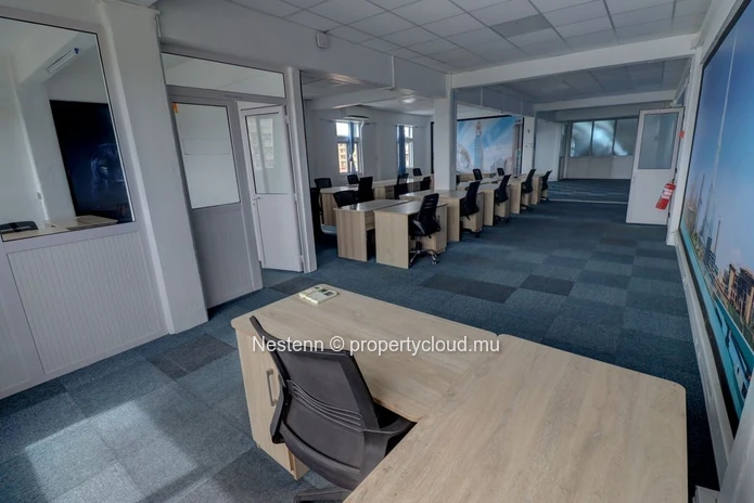 Bureau meublé au 4? étage avec vue imprenable sur le centre-ville