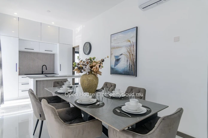 Villa mauricienne à vendre à Grand Baie, Mon Choisy, 128m², 3 chambres, piscine privée, meublée, climatisée, à Rs.