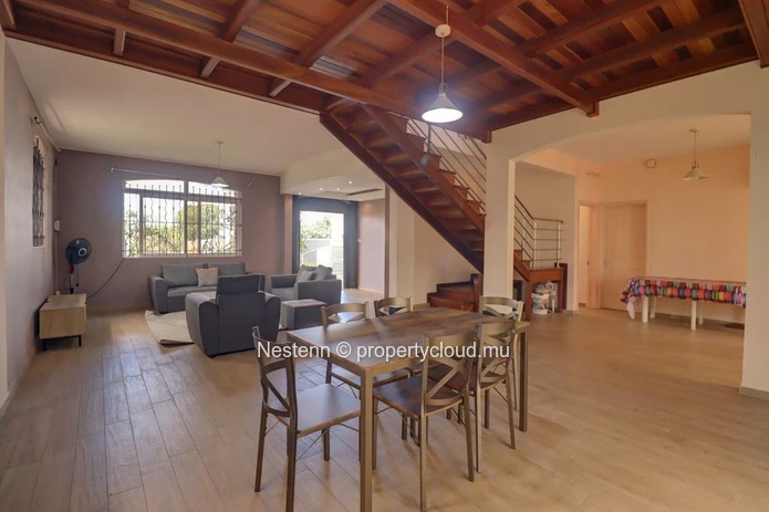 Superbe villa contemporaine aux beaux volumes avec rooftop et vue panoramique, à proximité de la plage!