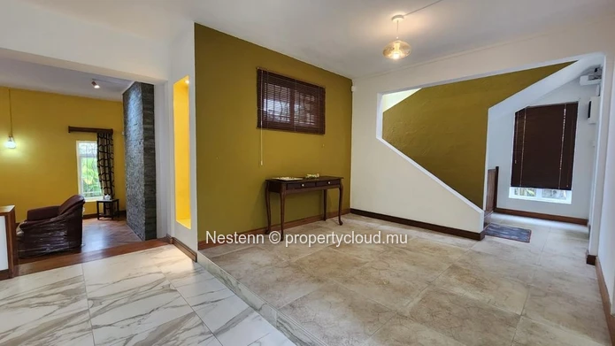 Contemporary 5-bedroom house 