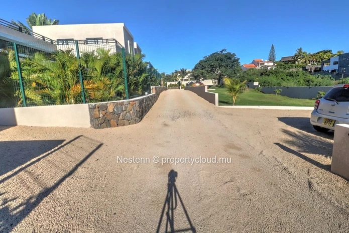 Découvrez cette Magnifique Maison Neuve avec Piscine Privée