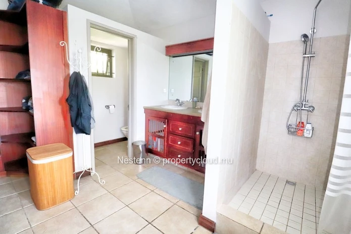 Traditional Duplex Villa in Grand Gaube with 4 bedrooms, private pool, sea view, and spacious yard. Fully furnished a...