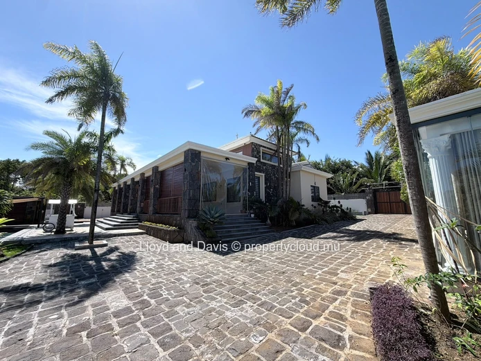 Spacious 4-Bedroom House with Veranda in a Lush Green Setting in Deux-Bras