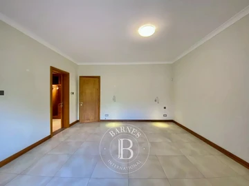 6 Bedroom Villa