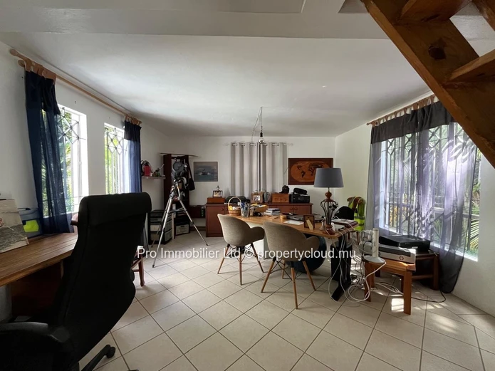 Maison familiale chaleureuse et spacieuse, conçue par un architecte ,  À louer à Roches Noires
