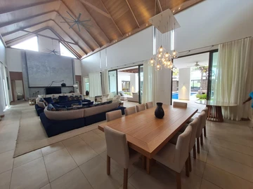5 Bedroom Villa