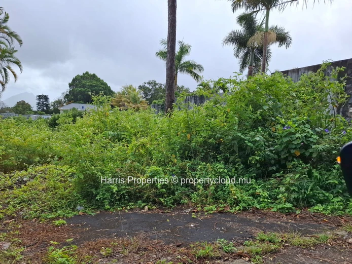 Expansive residential land of 622 toises for sale in Floreal 