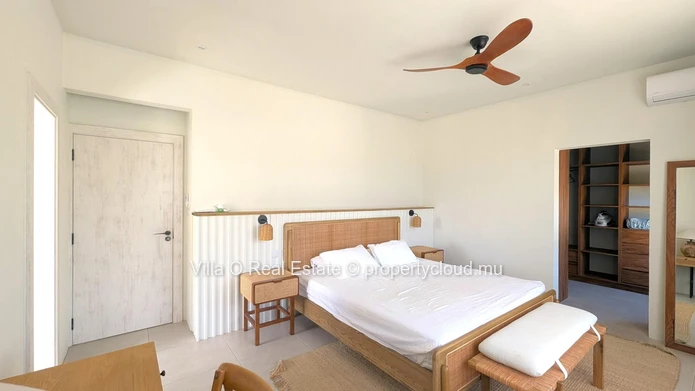 Séduisante maison au look sophistiqué, grâce aux matériaux noble et finitions haut de gamme. La piscine au sel est su...