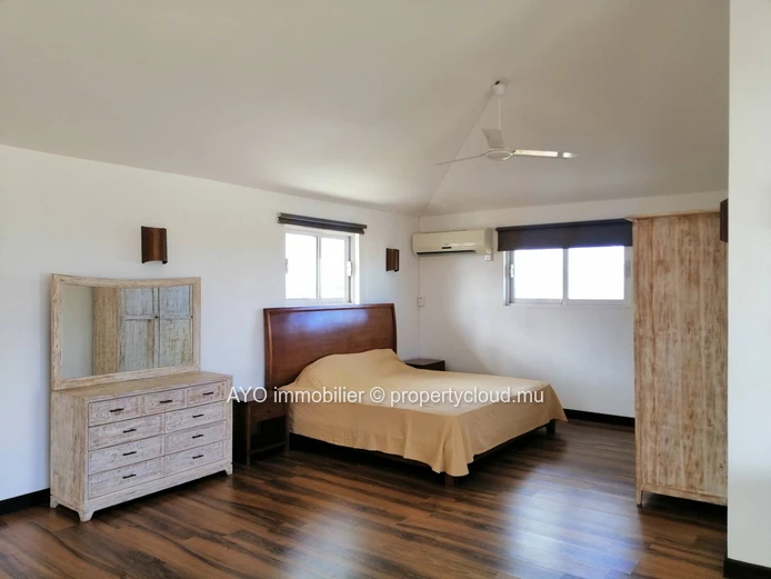Spacious penthouse in a secure residence in Pereybere