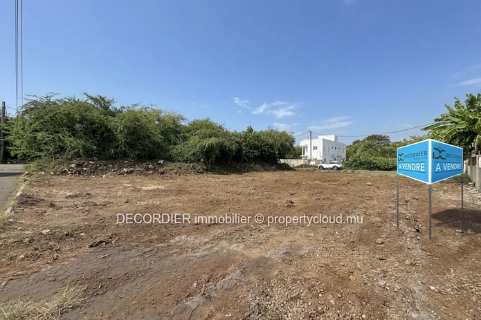 Residential land at 10 min walk from the public beach