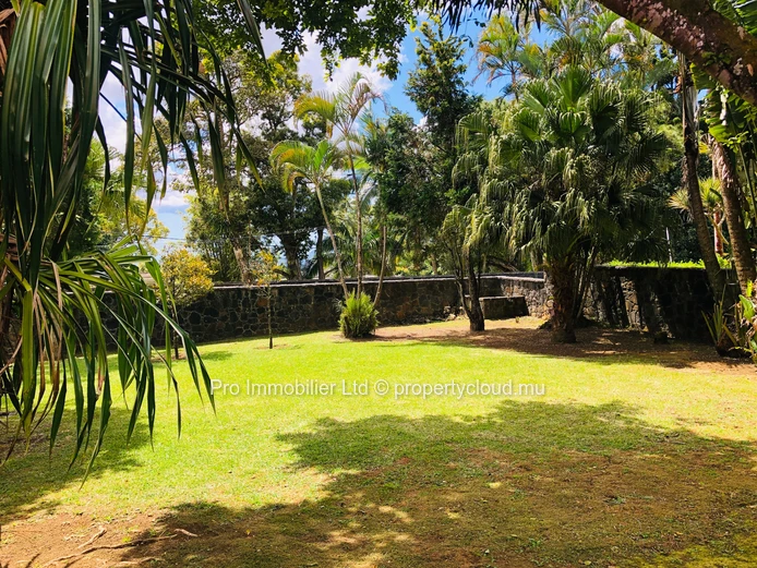 House in the prestigious diplomatic enclave of Avenue King George V, Floréal. FOR RENT