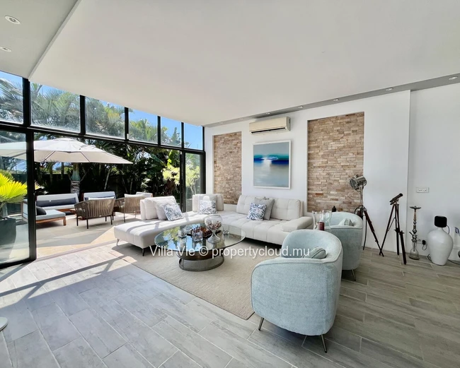 Calodyne - Elegant 4-bedroom home with swimming pool and garden