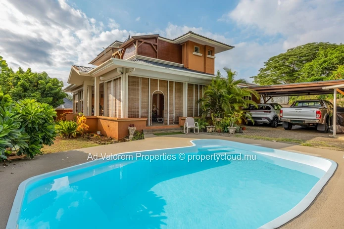 Maison de 385 m² avec grand jardin à vendre à Rivière Noire