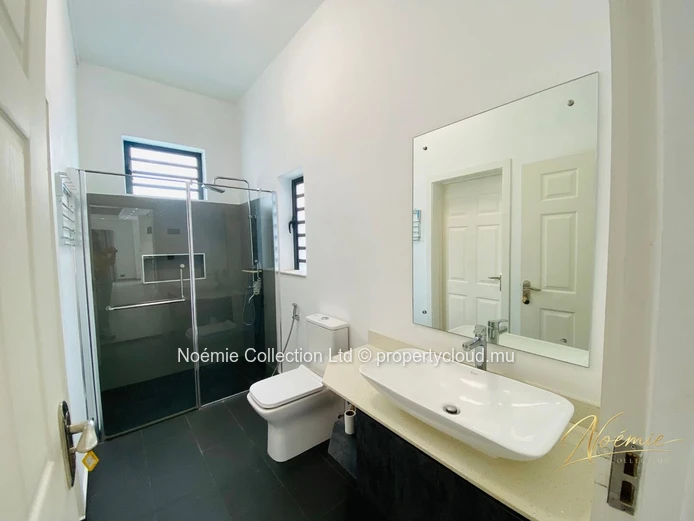 4-Bedroom Furnished Villa with Private Pool in Pereybere
