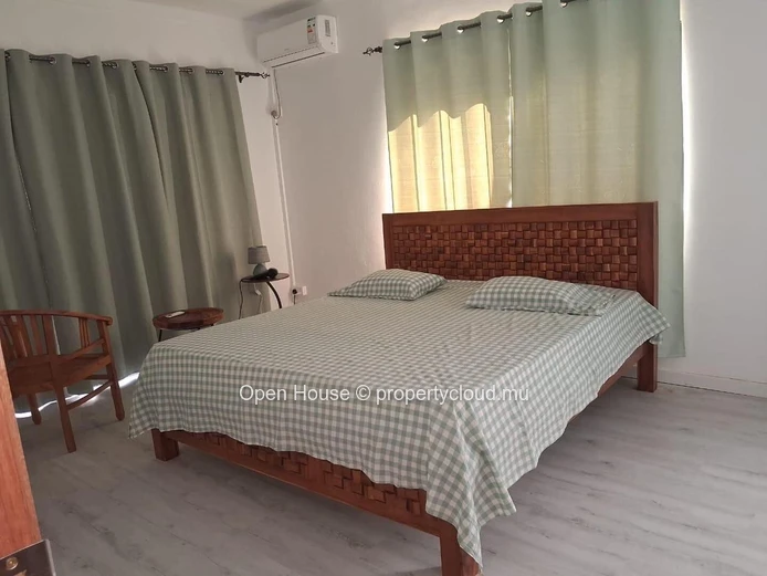 VILLA MAURICIEN NEUVE, à vendre à Calodyne, 210m², 4 chambres, piscine privée, proche de la mer, meublée, Rs.