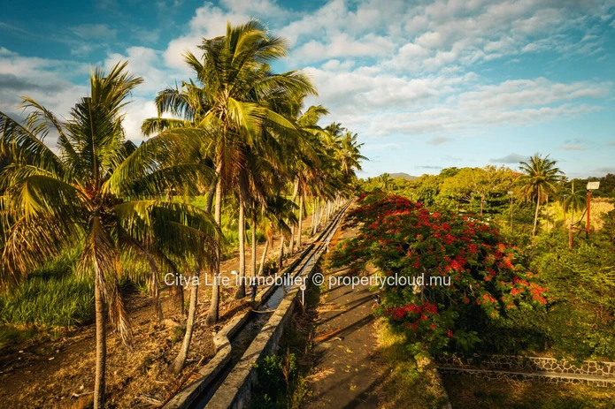 "Prime Foreigners' Paradise! 1.055m² Land in Beau Champ, Close to School, Golf Course & Shops - Rs 17.75M"