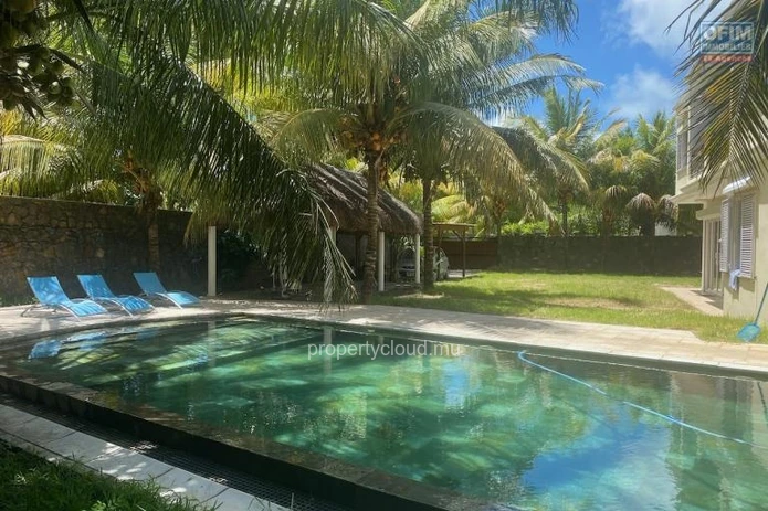 A vendre une villa accessible AUX ETRANGERS ET AUX MAURICIENS idéalement situé à Bain Bœuf à 200 mètres de la plage. ...