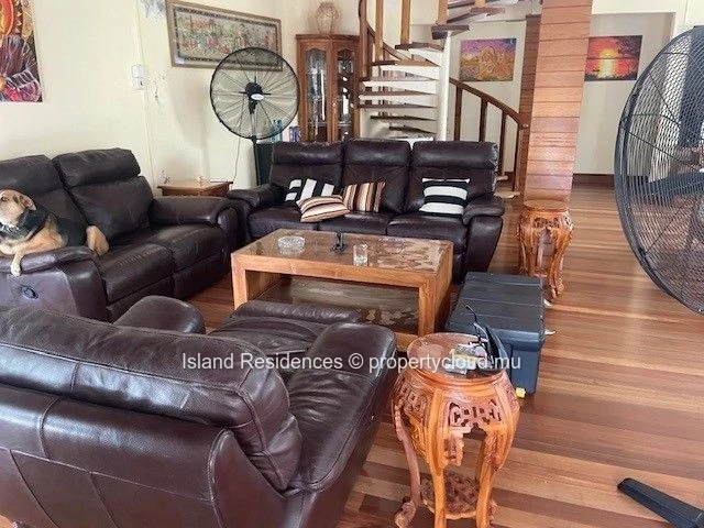 Belle villa meublée avec 3 chambres, piscine et parking tout près de la plage de Mon Choisy