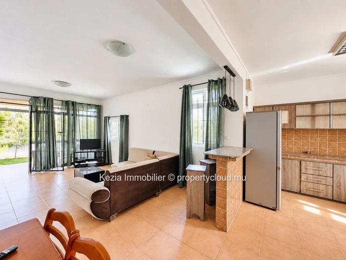 TRIPLEX WITH SWIMMING POOL AND GARDEN Discover this exceptional triplex that perfectly combines comfort and space. Id...