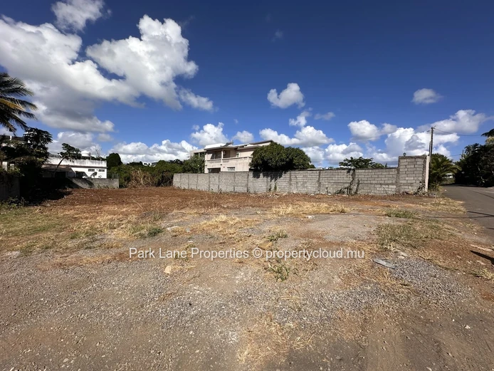 Terrain résidentiel en toute propriété à vendre à Pereybère,  à seulement 5 minutes de la plage