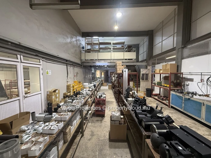 Bâtiment industriel de 1670m² à vendre à Phoenix avec un terrain de 4560m² - Rs 100m