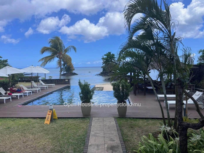 Penthouse pieds dans l'eau, vue panoramique sur la mer et la plage de trou aux biches, 3 chambres en suite. Piscine.