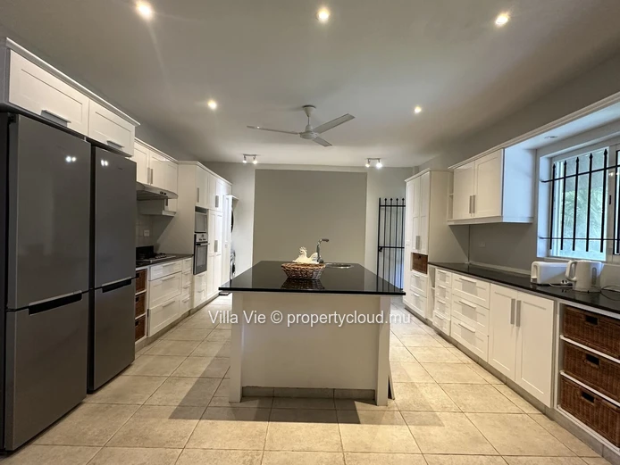 Grand Baie - Maison familiale de 4 chambres avec piscine au bord de l'eau (Mandat exclusif)