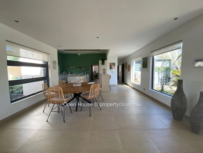 Villa d'architecte de 400m2, terrain de 1210m2, 5 chambres en suite dont master, mezzanine, piscine, magnifique jardi...