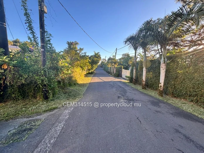 Terrain Résidentiel à Vendre  Environ 12 Perches – Floréal