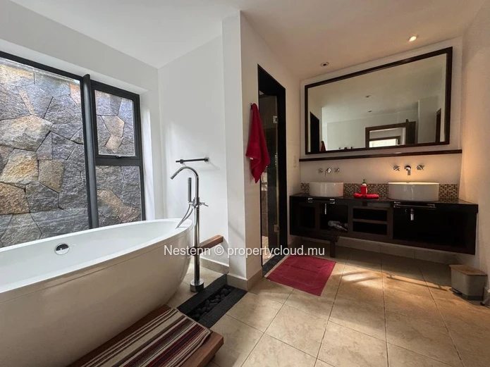 Exceptional villa in the heart of a private estate
