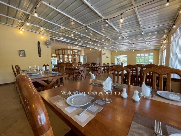 Charming restaurant oasis in iconic, serene location