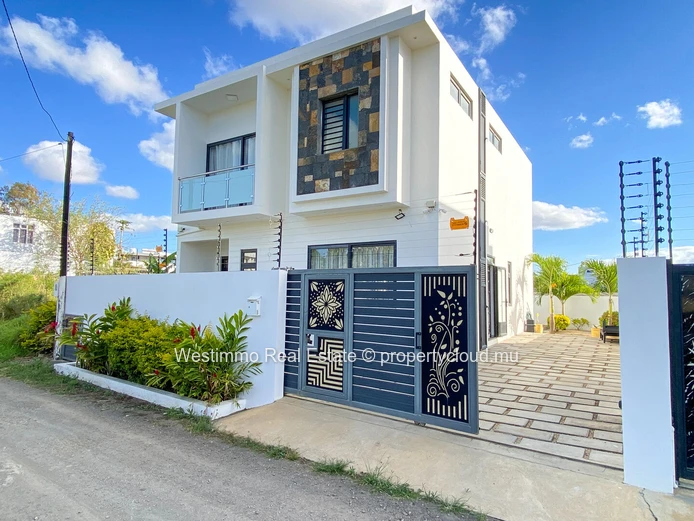 Recent house with swimming pool for long-term rent in Péreybère, Mauritius