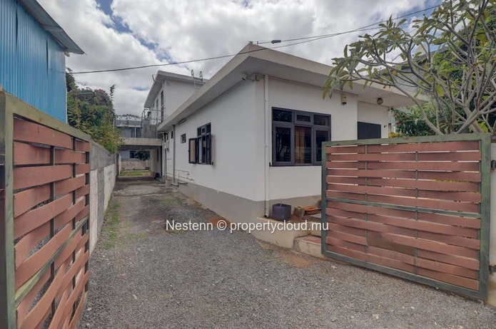 Charmante maison au rez-de-chaussée avec espace jardin – Proche du pont SAJ