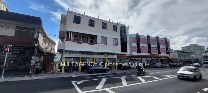 Commercial building - 502 m² Port Louis, North