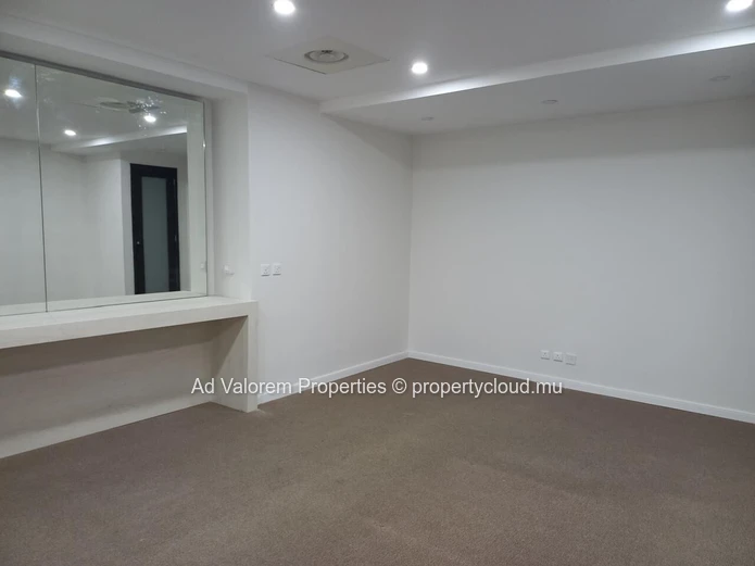 Découvrez cet espace de bureaux professionnels de 398 m² situé au 12? étage d'un immeuble prestigieux à Ébène!