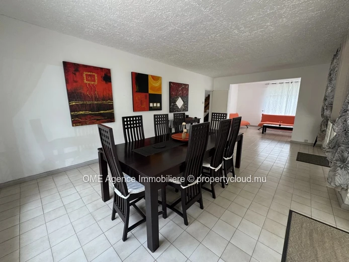 Superbe maison familiale de 4 chambres à Rivière Noire