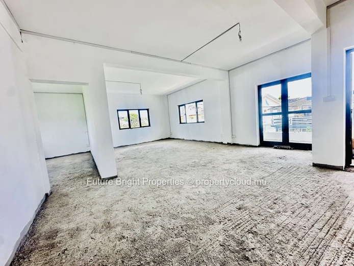APPARTEMENT INACHEVÉ À VENDRE AU PREMIER ÉTAGE – 191 m² DE POTENTIEL À QUATRE BORNES