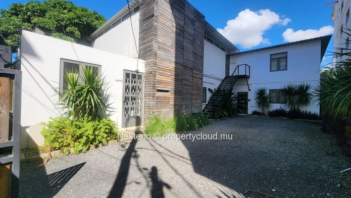 Spacious duplex office of 200 m² close to amenities